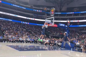 給現(xiàn)場球迷秀一下！萊夫利打板助飛弗拉格空接暴扣，大家都看嗨了