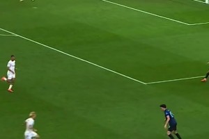 最強(qiáng)左中衛(wèi)！國米官推：你敢相信這是一名中衛(wèi)球員做出的動作嗎