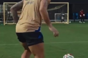 勞塔羅訓(xùn)練場(chǎng)秀射術(shù)！網(wǎng)友調(diào)侃：看來今天上場(chǎng)的又是馬丁內(nèi)斯??