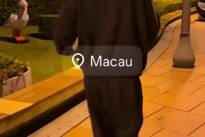 這么堅持藏球鞋的布克，也是很在乎球迷的！