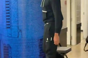 濃眉這穿搭、步伐配上這BGM，絕了