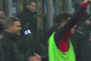 AC米蘭戰(zhàn)勝國(guó)米成功在聯(lián)賽登頂，大家一起相擁慶祝的畫面依然清晰