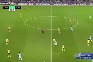 丁丁不看人轉(zhuǎn)身60米精準長傳看呆詹俊張路??