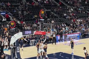 登哥這傳球真是又快又準(zhǔn)！一記擊地妙傳助攻祖巴茨籃下打2+1！