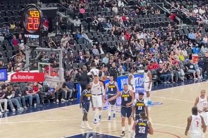 老船長登場！保羅作為快船球員首次在新主場出戰(zhàn)，全場熱烈掌聲！