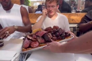 這肉看著可真香?。“吞乩兆穳粜∨孱D一起吃飯！