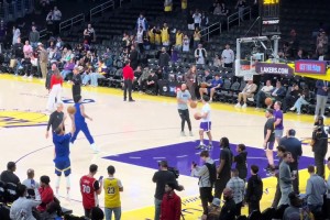 庫(kù)蜜曬視頻：親眼見(jiàn)過(guò)庫(kù)里投籃 即使是熱身都這么美如畫(huà)