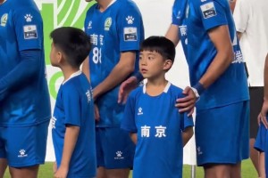 蘇超小球童爆笑原地石化！網(wǎng)友：六萬人場中央，眼睛看不過來??