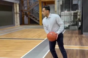 名記Shams爆料雄鹿簽下字母弟，順便展示了一下自己的球技??