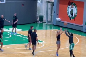 美女記者太吸引眼球了！凱爾特人球員和自家媒體來了一場PK