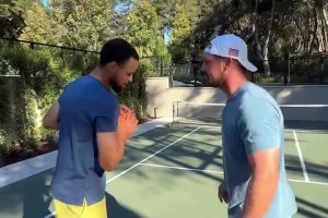 普通人和庫(kù)里單挑，真是毫無(wú)體驗(yàn)感的一件事??