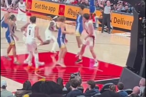 基本功！第四節(jié)楊瀚森體力嚴(yán)重下降，防守移動緩慢，但依舊沒失位，防下了這球