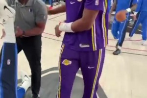 湖人前隊(duì)友！八村賽前整活濃眉，后者在比賽中給了其一個(gè)大帽！