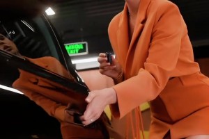 全隊(duì)獲贈(zèng)寶馬！姆巴佩卻沒駕照，40萬鎊法拉利也只收藏不開??