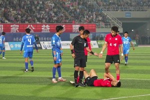 蒙超球員在馬寧面前“演戲”，結(jié)局可想而知。。。??