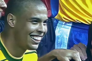 只有游戲中才會出現(xiàn)！1999年巴薩百年華誕，巴薩大戰(zhàn)巴西國家隊！