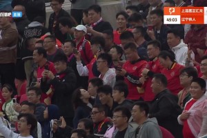 甜蜜！遼寧鐵人三球領(lǐng)先，看臺球迷情侶親密舉動剛好被鏡頭捕捉到