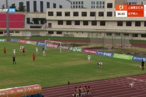 脾氣夠大！中甲球員不滿判罰一腳踢斷角旗桿導致比賽中斷5分鐘