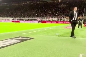 萊奧罰點時，阿萊格里背向球場踱步，球罰進后也很淡定