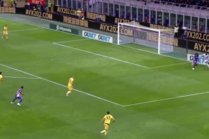 麥尼昂這腳下技術簡直出神入化！甚至都沒有后衛(wèi)覺得自己需要去幫