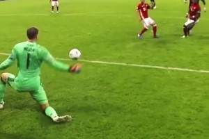 ??麒麟臂vs金剛腿！C羅近距離暴力射門，諾伊爾竟能單掌擋出！