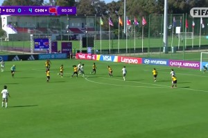 可惜了！周欣怡點(diǎn)球擊中立柱彈出