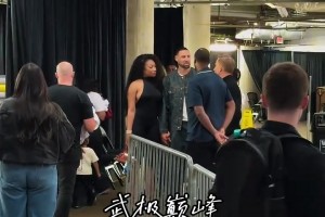 ??克萊女友大秀頂級好身材！賽后接克萊下班回家！這就是愛情啊