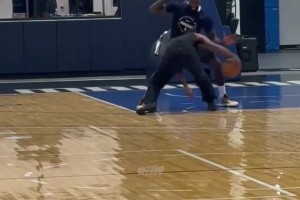 歐文親自指導(dǎo)新秀弗拉格投籃，這畫面太有愛了吧！