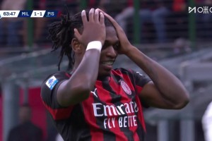 太可惜了！莫德里奇?zhèn)髑蚋７{腳后跟妙傳！萊奧抽射擊中橫梁！