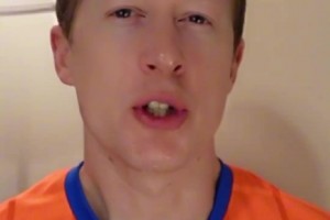 中超爭(zhēng)冠！申花球迷拿ipad看蓉城比賽