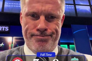 好慘！看臺球迷扔水瓶精準集中努涅斯的臉，米林還好接住了??