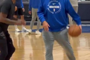 兩個歷史級控衛(wèi)！基德在訓(xùn)練中推土機背打歐文，滿滿的都是歡樂！