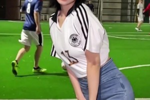 德國(guó)足球?qū)氊惱锞褂腥绱嗣榔G的女子，實(shí)在令人挪不開眼??