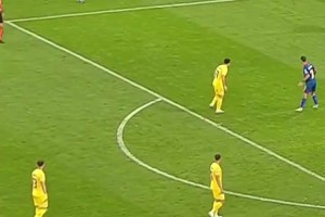 同樣也是任意球大師！這個位置斯坦丘簡直就是在罰點球！