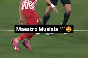 這平衡性！慢鏡頭欣賞穆西亞拉連過三人打入進(jìn)球！