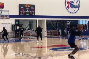 保羅·喬治進(jìn)行運(yùn)球外線投籃訓(xùn)練...????