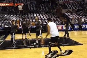 這就是大基本功嗎！鄧肯大秀45度投籃，招牌打板