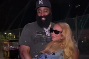 登哥萬圣節(jié)與女友甜蜜相擁，女友小鳥依人??