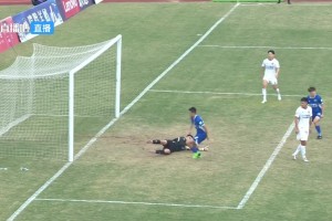 隊(duì)友完全沒想到！中甲遼寧鐵人門將送禮式“脫手”導(dǎo)致球隊(duì)被絕平