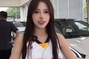 長得有點好看?。∫晃黄嚺N售身穿庫里球衣，在直播間戴皇冠
