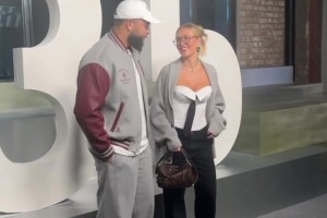 德隆-威廉姆斯與妻子合影，嫂子這身材真的不錯(cuò)呀！??