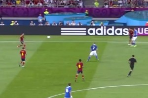 阿爾巴瘋狂超車！西班牙經(jīng)典進(jìn)球：哈維妙傳直塞助攻阿爾巴！