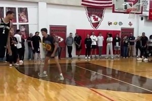 這臂展真逆天！文班微跳就抓帽球迷，隨后還上演殘暴隔扣??