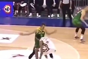 柔韌性無(wú)敵！文班亞馬摔的瞬間也太嚇人了，不過(guò)馬上站起來(lái)！