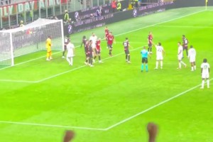 全場沸騰！現(xiàn)場球迷拍攝邁尼昂神勇?lián)涑龅习屠c(diǎn)球！