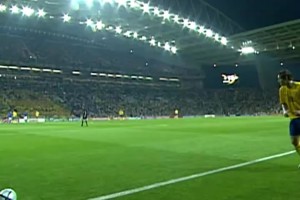 2004年歐洲杯，伊布打進(jìn)載入史冊的蝎子擺尾