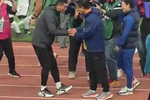 面對(duì)前輩！邵佳一躬身雙手和崔康熙握手