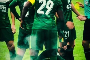 疼！實拍：張玉寧與對手發(fā)生小沖突后，一直捂著自己的后腦勺??