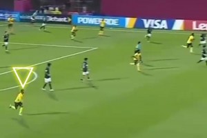 這是開(kāi)了氮?dú)饧铀?？U17世界杯南非小將后場(chǎng)上演暴力半場(chǎng)超車(chē)！