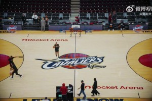 爺青回！騎士換上了當(dāng)年詹姆斯騎士1.0時代的地板，太有感覺了